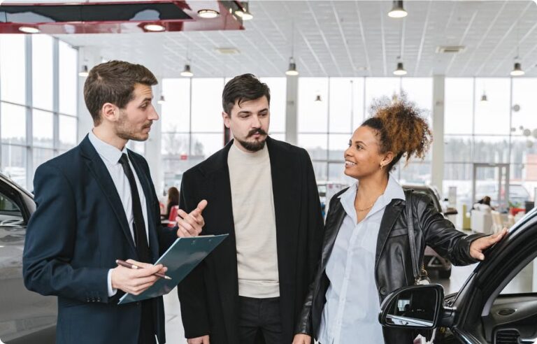 Subaru-adviseur in gesprek met klanten in de showroom